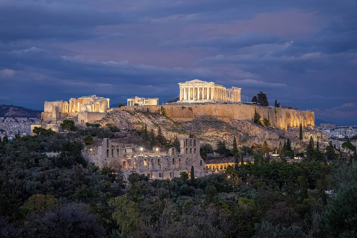 Best Greece tours for groups: food and wine